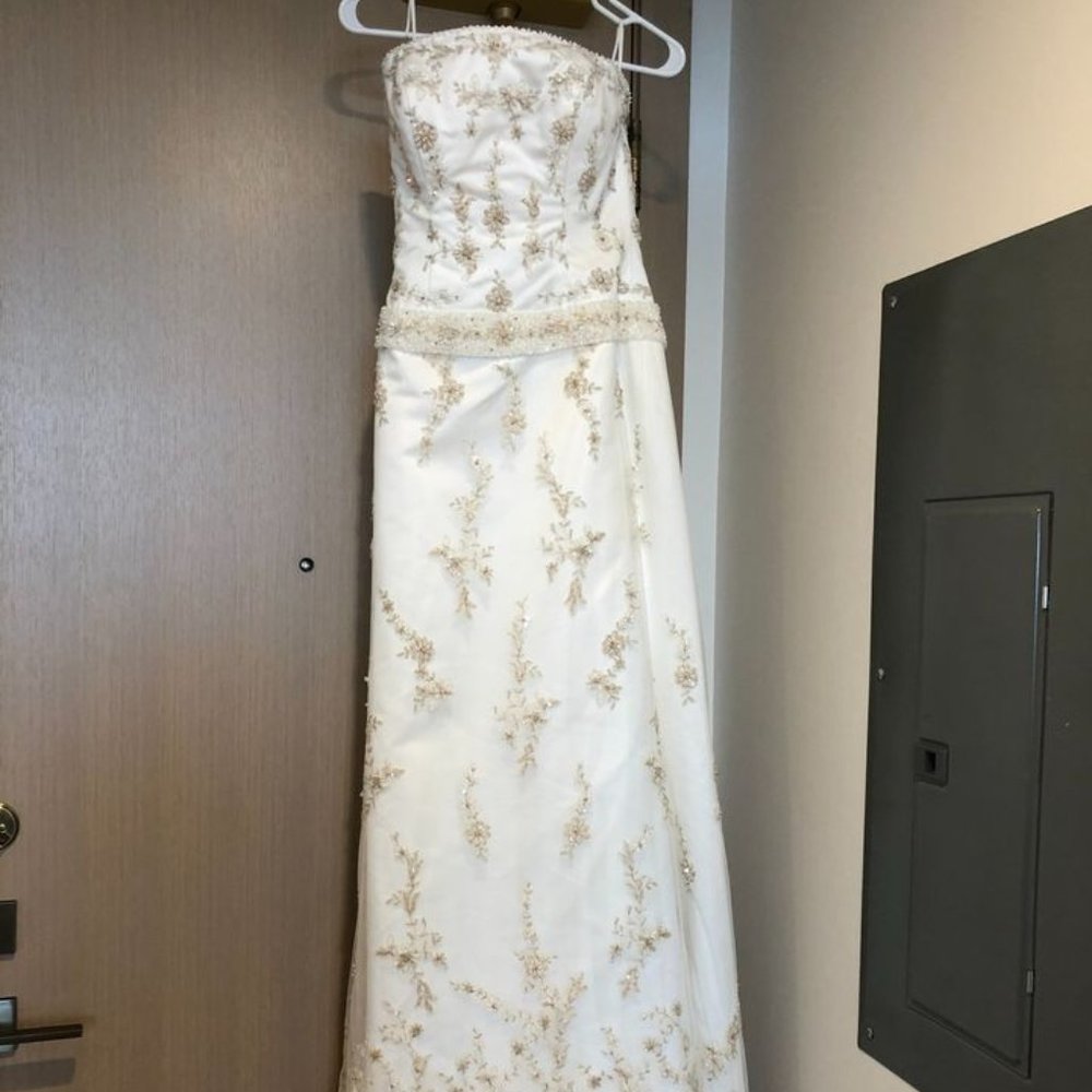 Maggie Sottero Haute Couture strapless wedding dress! New, never altered!